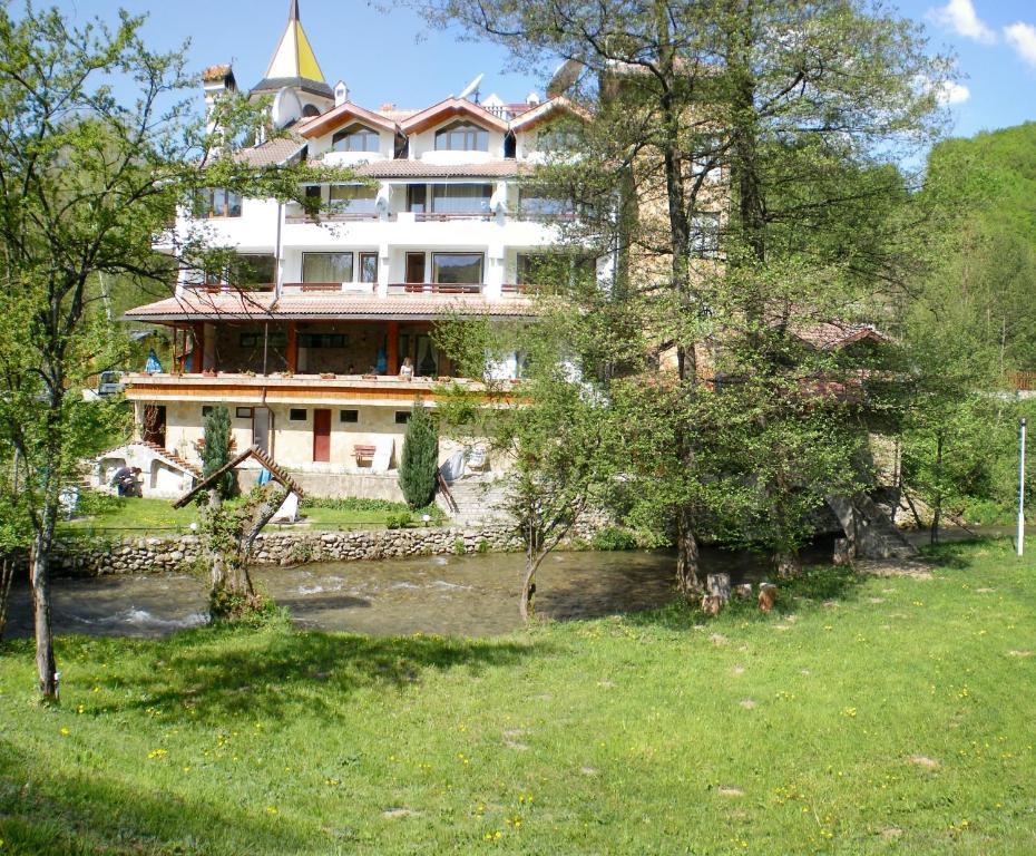 Hotel Paradise Place Kalofer Extérieur photo